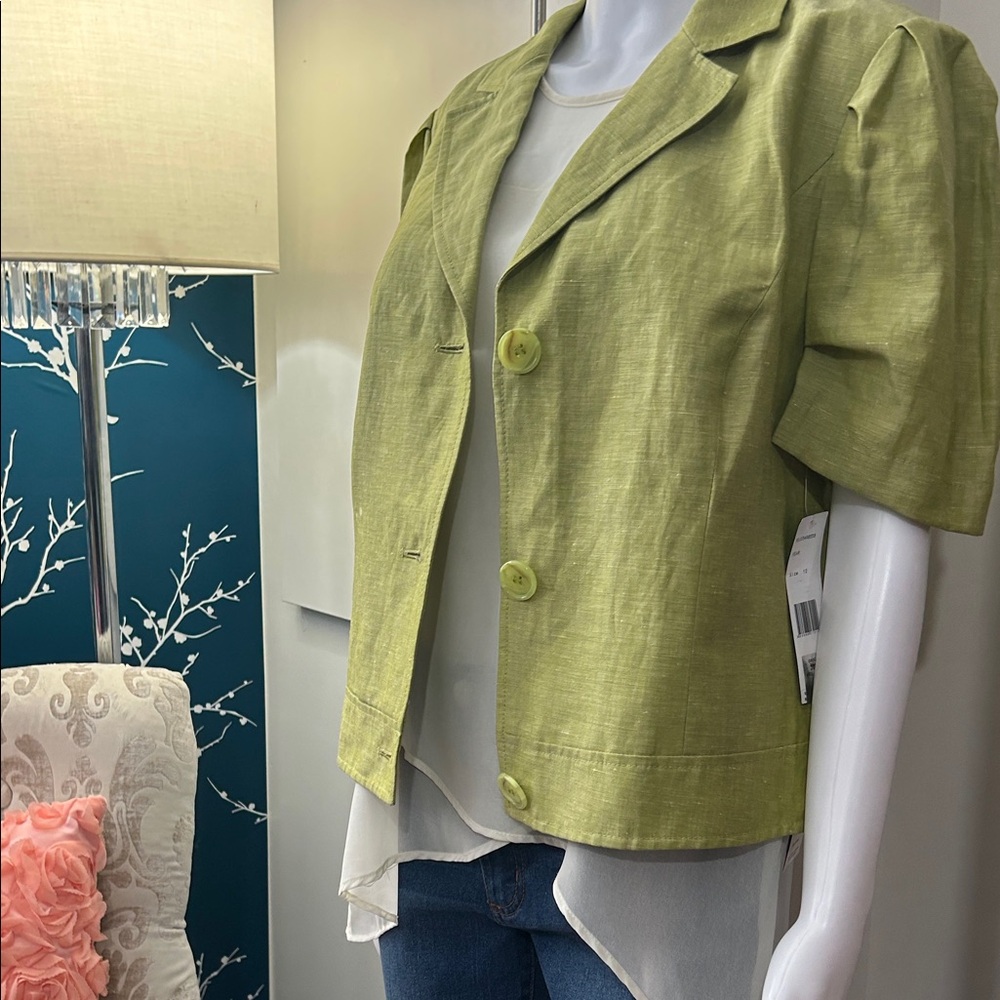 Lafayette 148 New York Olive Short Sleeve Blazer NWT
In size 12
♥️🛍️